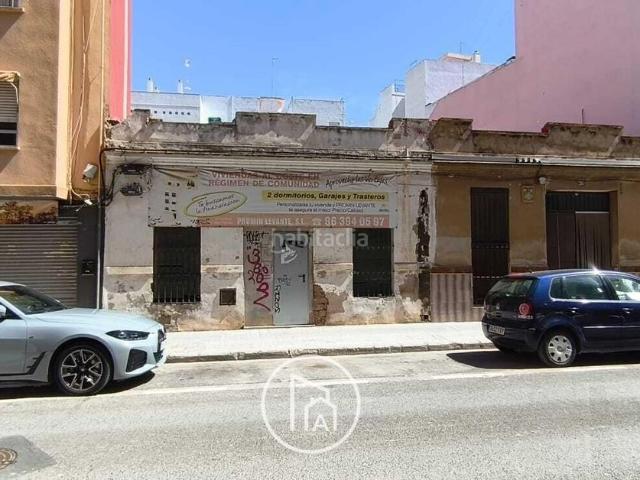 Casa adosada en venta en Valencia, Torrefiel. CASA CON TERRENO EN VALENCIA !. Casas adosadas.
