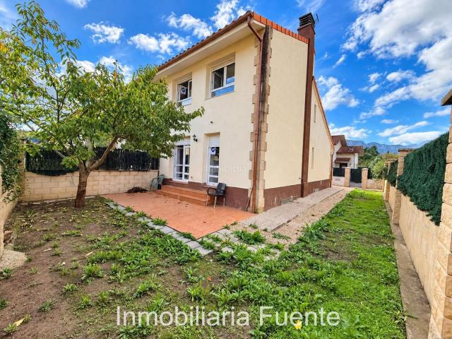 Casa adosada en venta en Valle de Mena. Adosado con jardin y terraza en Valle de Mena, Entrambasaguas. Casas adosadas Valle de.