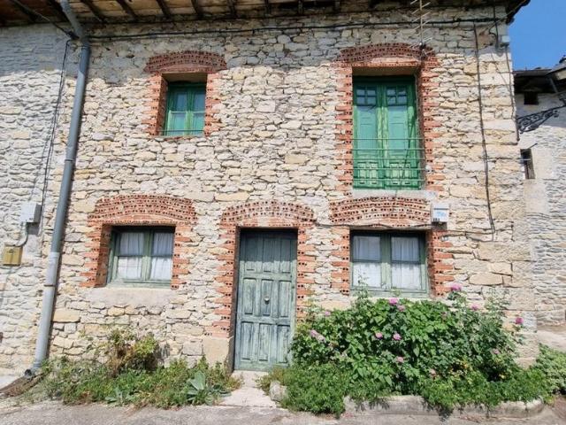 Casa adosada en venta en Valle de Mena. CASA DE PUEBLO PARA REFORMAR. Casas adosadas Valle de.