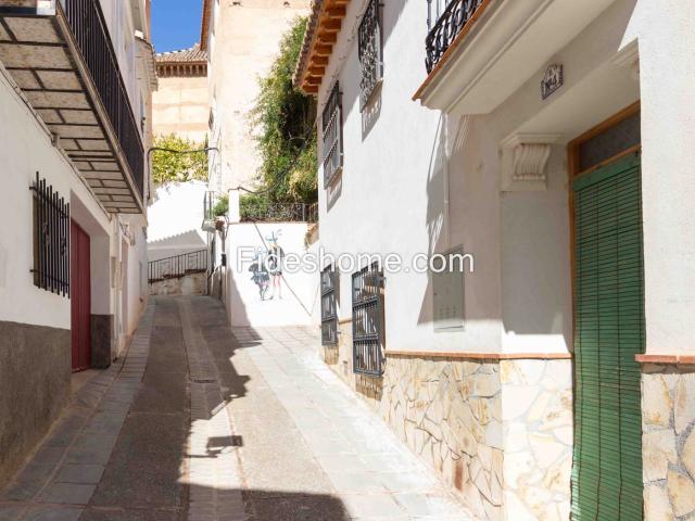 Casa adosada en venta en Valle El. Casa de pueblo con 4 dormitorios, chiminea y trastero. Casas adosadas Valle.