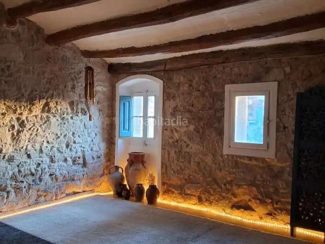 Casa adosada en venta en Vallirana. Casa de piedra restaurada con jardín privado y cueva en el centro de Vallirana. Casas adosadas.