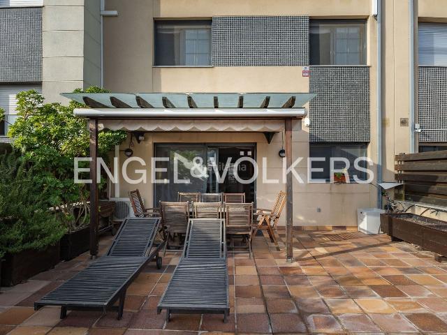 Casa adosada en venta en Vallirana. Espectacular adosada en el centro 4 hab, buhardilla, terraza con barbacoa, garaje para 3 coches y piscina comunitaria. Casas adosadas.