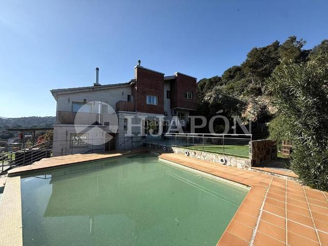 Casa adosada en venta en Vallromanes. Elegancia contemporánea junto al golf con jardín y piscina privada. Casas adosadas.