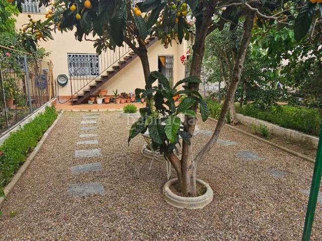 Casa adosada en venta en Valls. Ben ubicada al barri del Fornas, amb pati i jardí. Casas adosadas.
