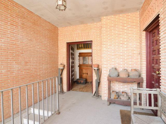Casa adosada en venta en Valmojado. Exclusiva vivienda de grandes dimensiones en el centro de Valmojado. Casas adosadas.