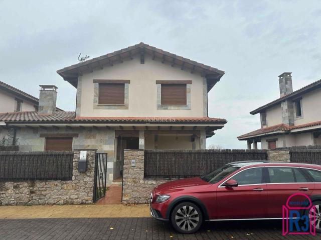 Casa adosada en venta en Valverde de la Virgen. Bonito pareado totalmente amueblado en el Campo de Golf. Casas adosadas Valverde de la.