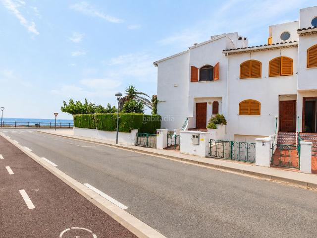 Casa adosada en venta en Vandellòs i l´Hospitalet de l´Infant Costa Dorada. Chalet pareado en LHospitalet de lInfant en primera línea de mar con jardín, piscina y espectaculares vistas. Casas.