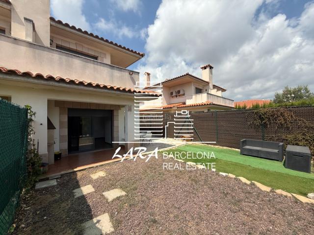 Casa adosada en venta en Vandellòs i l´Hospitalet de l´Infant Costa Dorada. Excelente casa pareada cerca del mar con jardín, piscina, garaje y licencia turística. Casas adosadas Vandellòs i.