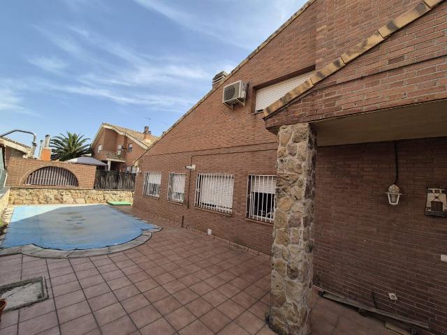 Casa adosada en Venta en Velilla de San Antonio
