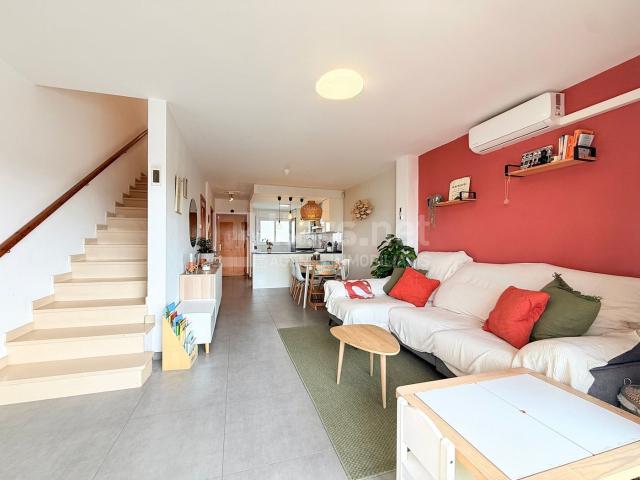 Casa adosada en venta en Vendrell El, Bonavista Costa Dorada. Casa de 149 m² amb 2 terrasses, garatge per a 2 cotxes i piscina comunitària. Casas adosadas Vendrell.