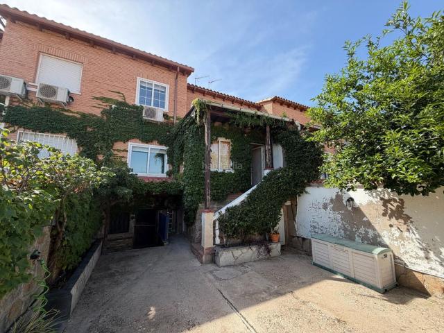 Casa adosada en venta en Ventas de Retamosa Las. CHALET ADOSADO PARA ENTRAR A VIVIR! 3 DORMTORIOS, 2 BAÑOS, 2 ASEOS Y ZONA DE BARBACOA. Casas adosadas Ventas de Retamosa.