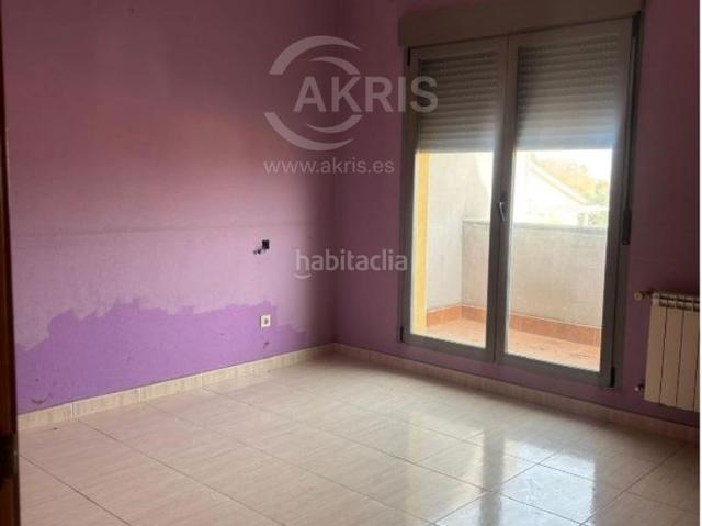 Casa adosada en venta en Ventas de Retamosa Las. Chalet pareado de 4 dormitorios con patio. Casas adosadas Ventas de Retamosa.