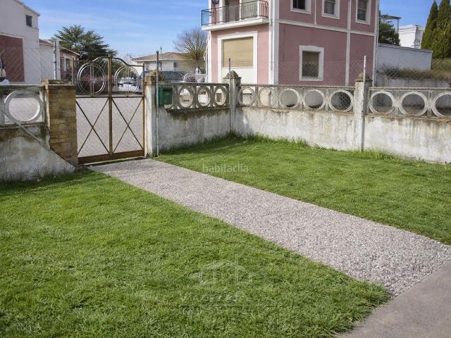 Casa adosada en venta en Vitigudino. Casa en venta en Vitigudino con jardín y tres miradores. Casas adosadas.