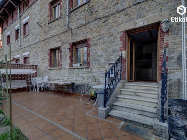 Casa adosada en venta en Vitoria Gasteiz, Judimendi. Casa con jardín y esencia histórica en la avenida de Estíbaliz. Casas adosadas Vitoria.