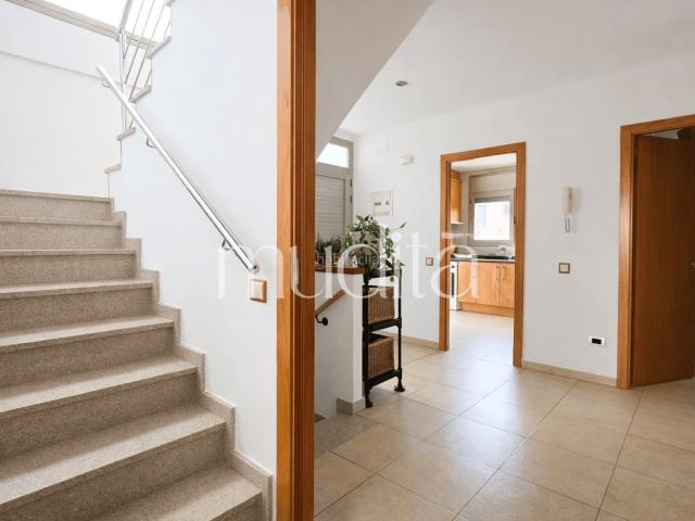 Casa adosada en venta en Vic, Caputxins Ambulatori. Una casa pensada para vivirla entera. Casas adosadas.