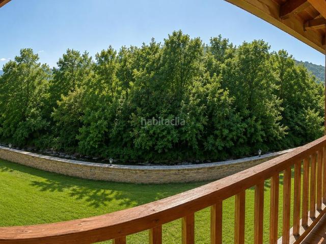 Casa adosada en venta en Vielha e Mijaran, Vielha. Exclusivo chalet adosado con jardín, vistas panorámicas y ubicación privilegiada en Vielha. Casas adosadas Vielha e.