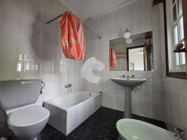 Casa adosada en venta en Vigo, Lavadores. Oportunidad de compra de casa adosada en plena ciudad de Vigo ! Casa muy cuca para una persona o pareja, se distribuye en zona d. Casas adosadas.