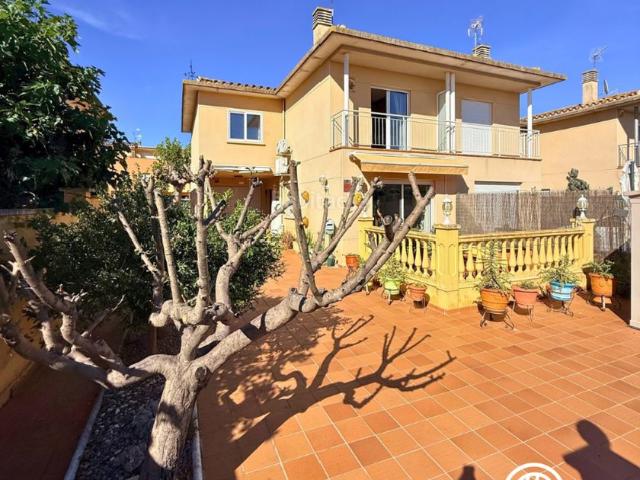 Casa adosada en venta en Vila sacra. Casa adosada con jardín, garaje y terrazas en Vilasacra. Casas adosadas.