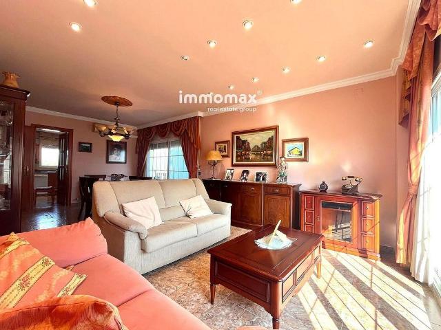 Casa adosada en venta en pasaje Torre del Vallès, Vilanova i La Geltrú, de 218 m² 5 habitaciones por 449.000