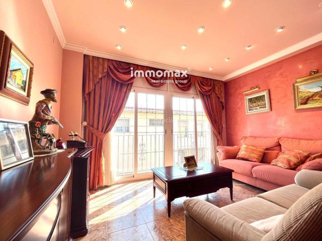 Casa adosada en venta en Vilanova i la Geltrú, La Collada Sis Camins Costa Dorada. Gran casa esquinera con dos viviendas, parking para 4 coches y vistas al mar en La Collada Vilanova i la Geltrú.