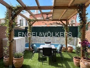 Casa adosada en venta en Vilanova i la Geltrú, Molí de Vent Costa Dorada. Chalet Exclusivo con Piscina Privada. Casas adosadas Vilanova i la.
