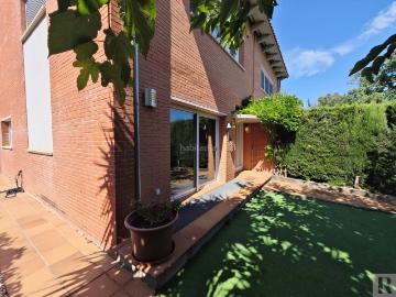 Casa adosada en venta en Viladecavalls. Casas adosadas.
