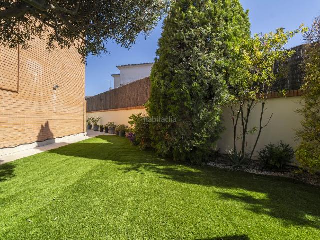 Casa adosada en venta en Viladecans, Torrent Ballester. Exclusiva casa adosada esquinera en Viladecans con jardín, terraza, garaje doble. Casas adosadas.