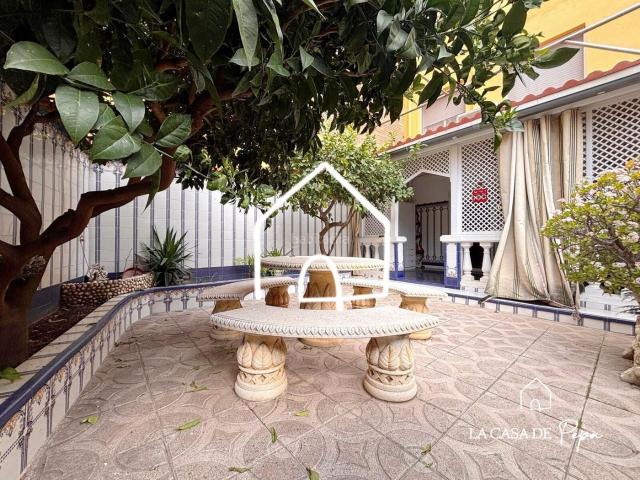 Casa adosada en venta en Viladecans, Centre. Casa adosada en el centro de Viladecans con garaje, patio y terraza. Casas adosadas.