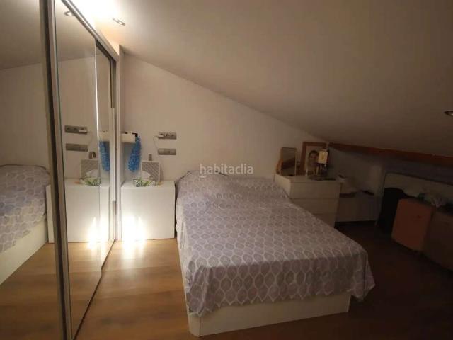 Casa adosada en venta en Viladecans, Centre. Casa adosada reformada con parking de 120 m y terraza en el centro de Viladecans. Casas adosadas.