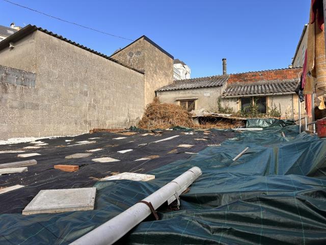 Casa adosada en venta en Vilalba. Inmueblesbcn presenta esta casa con alma en pleno casco urbano de Vilalba. Casas adosadas.