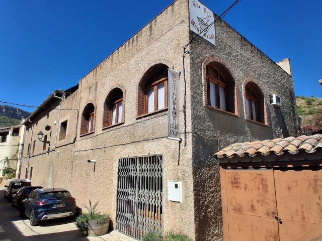 Casa adosada en venta en Vilella Baixa La. Excelente oportunidad de negocio y vivienda en La Vilella Baixa Priorat: Restaurante equipado + Amplia vivienda con terraza. Casas adosadas Vilella Baixa.