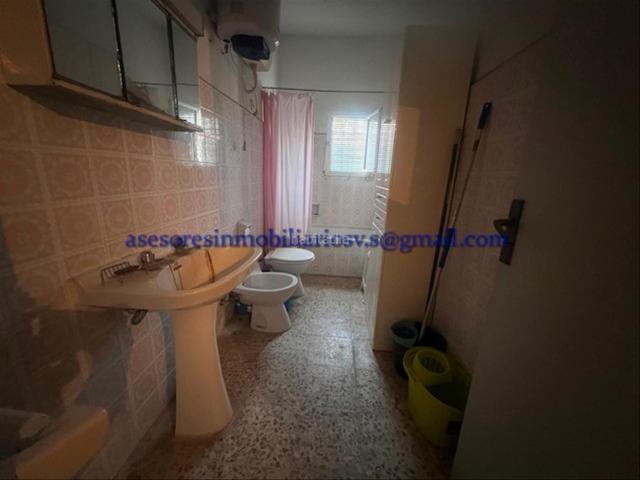 Casa adosada en venta en Villaverde del Río. Novedad, adosada de dos plantas en Villaverde del Río, dispone de cuatro dormitorios, un baños, salón, cocina, patio, terraza. Casas adosadas Villaverde.