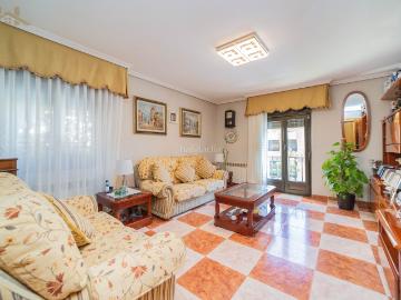 Casa adosada en venta en Villaviciosa de Odón, Centro. espectacular edificio de tres plantas en el centro de Villaviciosa de Odón. Casas adosadas Villaviciosa de.