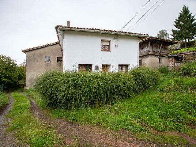 Casa adosada en venta en Villaviciosa, Parroquias surorientales. Casa para reformar con cuadra, fincas rústicas y monte de eucaliptos. Casas adosadas.
