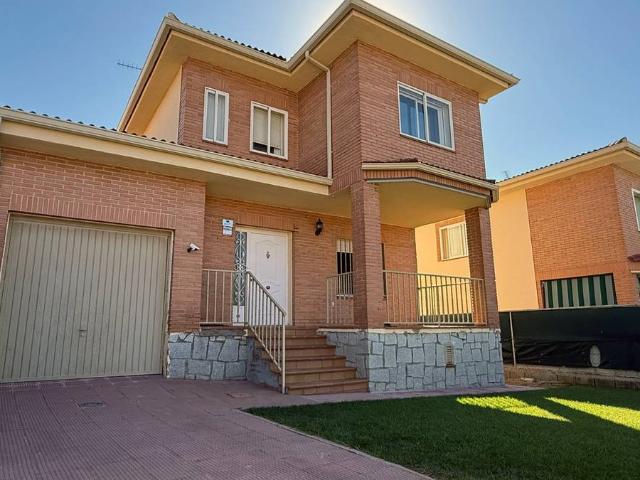 Casa adosada en Venta en Villa del Prado