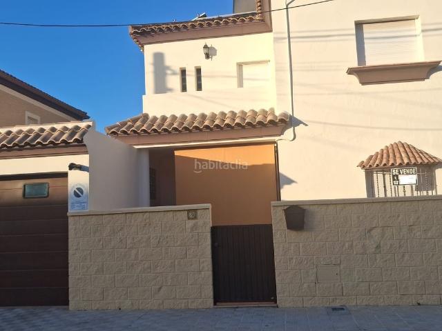 Casa adosada en venta en Villafranco del Guadalquivir. MAGNIFICO PAREADO SEMINUEVO CON GARAJE PRIVADO, PATIO, TERRAZAS Y ENERGIA SOLAR. Casas adosadas Villafranco del.