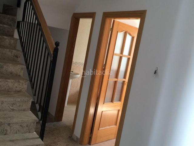 Casa adosada en venta en Villafranca de Córdoba. Preciosa casa de 125 m2 en Villafranca de Córdoba. Salón, cocina, despensa, tres dormitorios, dos baños, aseo, patio, lavadero y. Casas adosadas.
