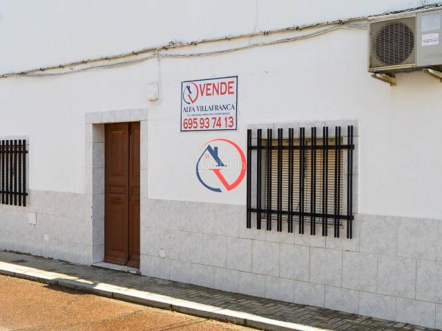 Casa adosada en venta en Villafranca de los Barros. ? ¡Oportunidad única! Se vende casa + corralón en conjunto. Casas adosadas Villafranca de los.