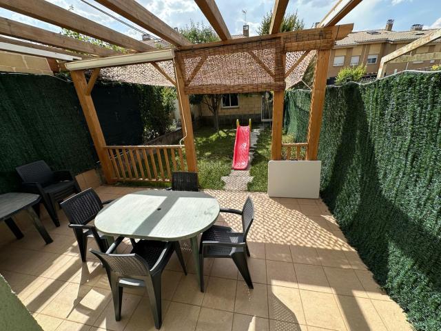 Casa adosada en venta en Villagonzalo Pedernales. Casas adosadas Villagonzalo.