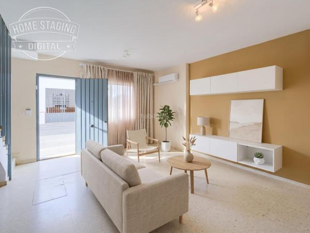 Casa adosada en venta en Villalba del Alcor. Vivienda VPO de 2 plantas con patio privado de 50 m2 y grandes mejoras. Casas adosadas Villalba del.