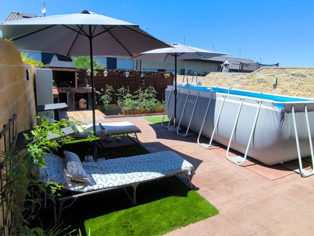 Casa adosada en venta en Villalbilla, Villalbilla Pueblo. Adosado en Mirador con jardín y piscina. Casas adosadas.