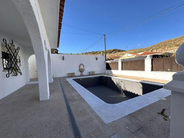 Casa adosada en venta en Villalbilla, Villalbilla Pueblo. CHALET PAREADO CON GRAN POTENCIAL EN VILLALBILLA PUEBLO 211 m DE SUPERFICIE TOTAL. Casas adosadas.