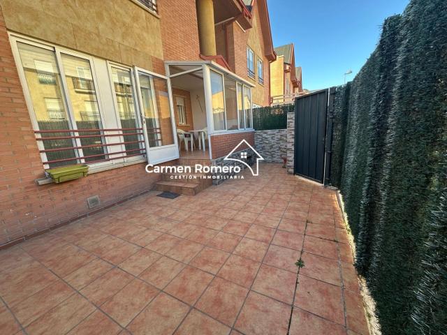 Casa adosada en venta en Villamayor. ADOSADO EN VENTA EN VILLAMAYOR. URB. PIEDRA DORADA. Casas adosadas.