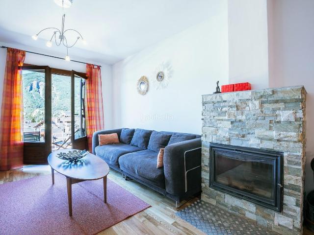 Casa adosada en venta en Villanúa. Casa en Villanúa con encanto, terraza y jardín con barbacoa. Casas adosadas.