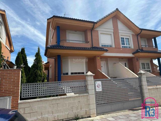 Casa adosada en venta en Villaquilambre. Pareado con 4 dormitorios, bajocubierta y zonas comunes con piscina. Casas adosadas.