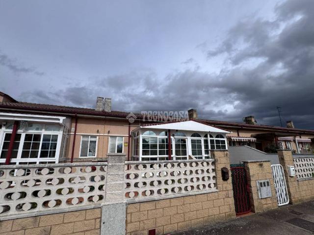 Casa adosada en Venta en Villasabariego