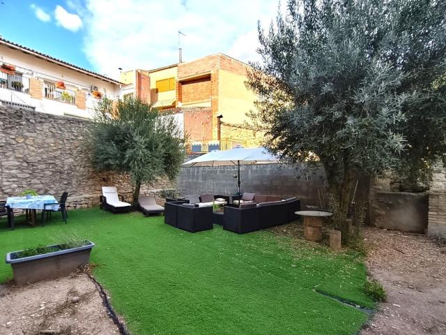 Casa adosada en venta en Vimbodí. Casa de pueblo con patio de 150m2 con garaje en el centro de Vimbodí. Casas adosadas.