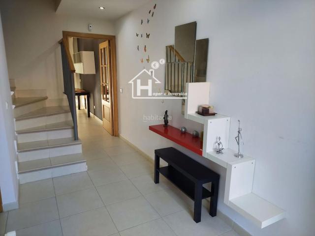 Casa adosada en venta en Yebes, Yebes Pueblo. Chalet alquilado en Yebes de 4 dormitorios con patio delantero y trasero. Casas adosadas.