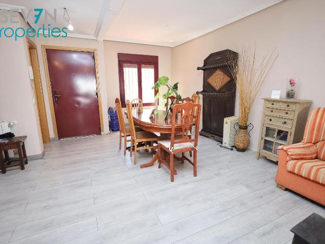 Casa adosada en venta en Yuncos. CHALET ADOSADO PARA ENTRAR A VIVIR! 4 DORMITORIOS, 1 ASEO Y 3 BAÑOS COMPLETOS. Casas adosadas.