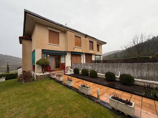 Casa adosada en Venta en Zorraquín